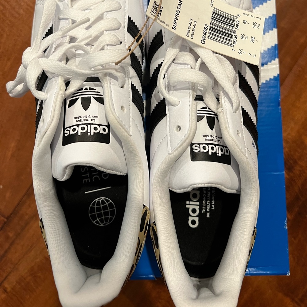 Adidas Superstar NWT size 7